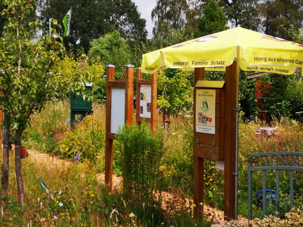 Bienengarten mit Infotafeln von Familie Schatz