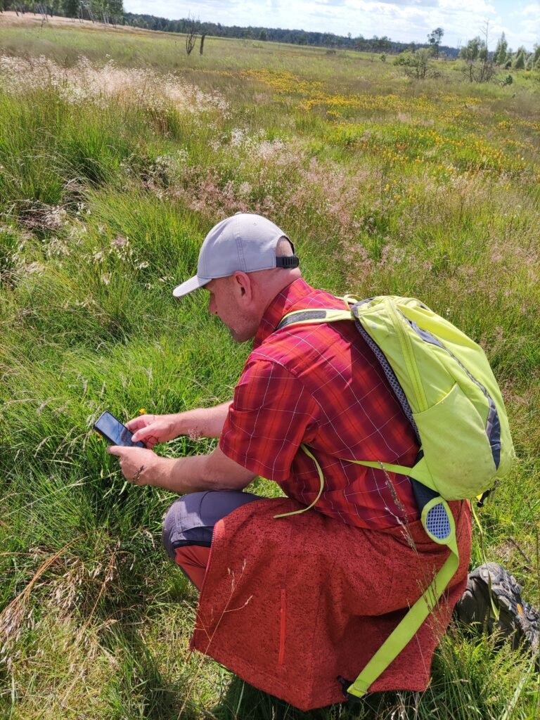 Der Wldführer Stefan Leiding macht ein Foto von der Natur im Gildehauser Venn