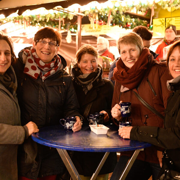 Eine Gruppe Frauen auf dem Weihnachtsmarkt in Gronau