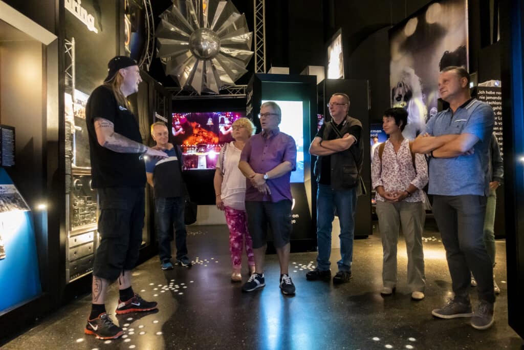 Foto van een rondleiding in het rock-’n’-popmuseum