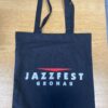 Vorderseite der schwarzen Jazzfest-Tasche mit offiziellem Jazzfest-Logo.