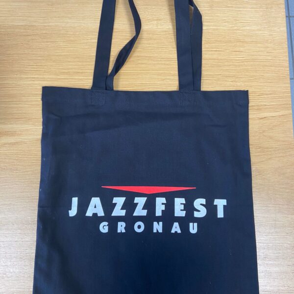 Vorderseite der schwarzen Jazzfest-Tasche mit offiziellem Jazzfest-Logo.