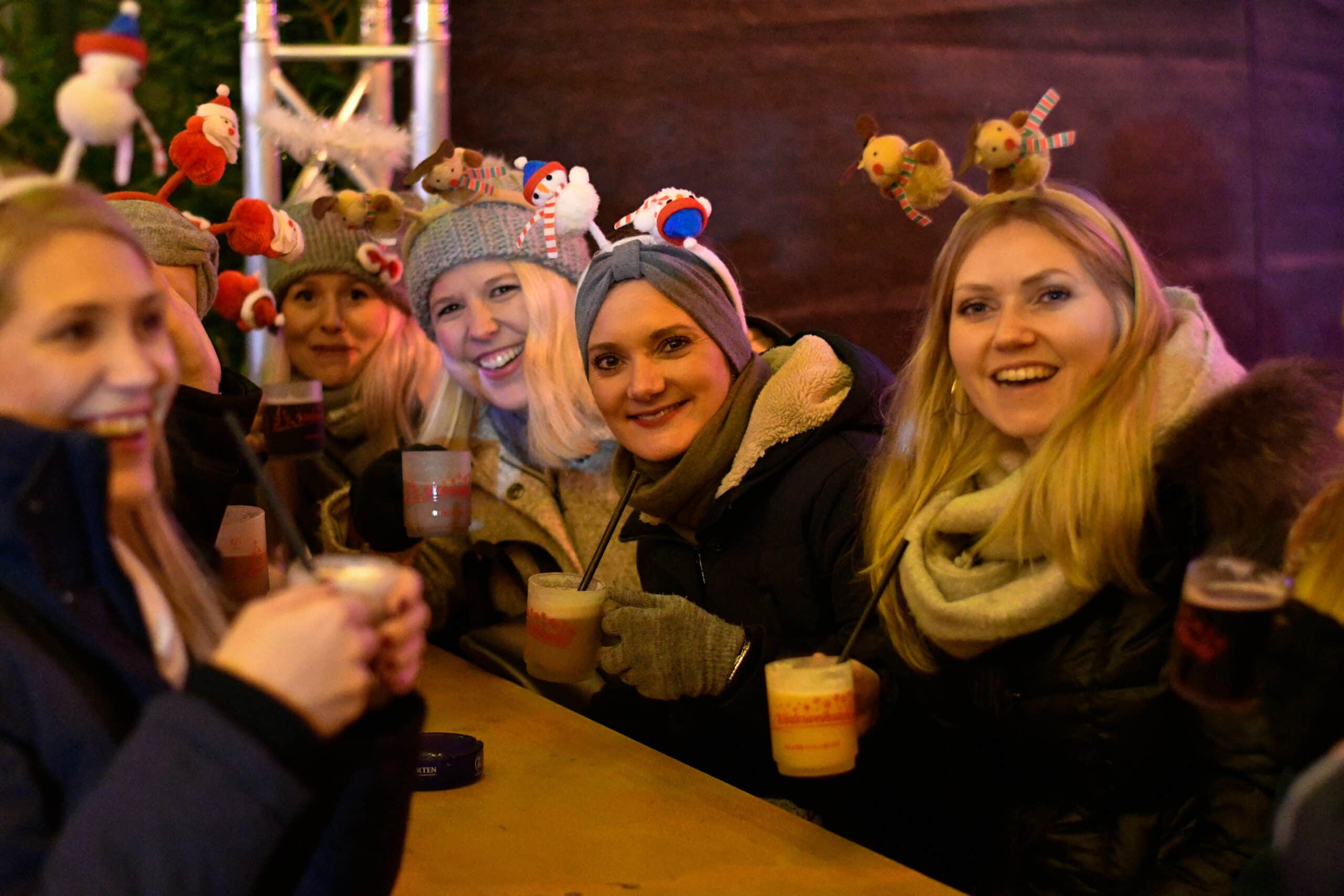 © Hartmut Springer, Glühwein trinken auf dem Weihnachtsmarkt