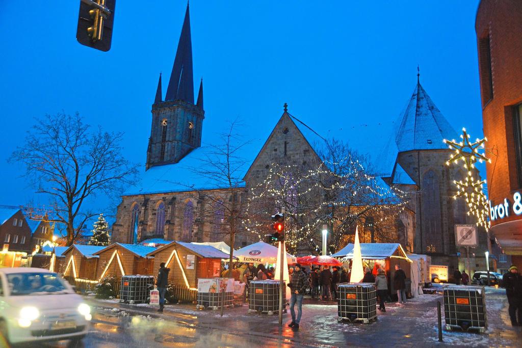 Weihnachtsmarkt vor der St. Agatha Kirche in Epe