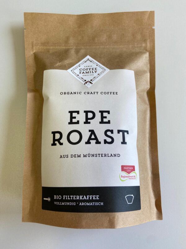 Braune Kaffeetüte mit weißem Etikett der Marke „Lenis Coffee Family“. Der Aufdruck lautet: „EPE ROAST – Aus dem Münsterland“. Unten steht: „Bio Filterkaffee – vollmundig, aromatisch“. Auf dem Etikett befindet sich das Logo der Regionalwert AG Münsterland.