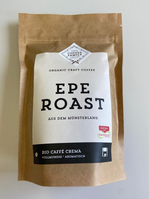 Braune Kaffeetüte mit weißem Etikett der Marke „Lenis Coffee Family“. Der Aufdruck lautet: „EPE ROAST – Aus dem Münsterland“. Unten steht: „Bio Caffè Crema – vollmundig, aromatisch“. Auf dem Etikett befindet sich das Logo der Regionalwert AG Münsterland.