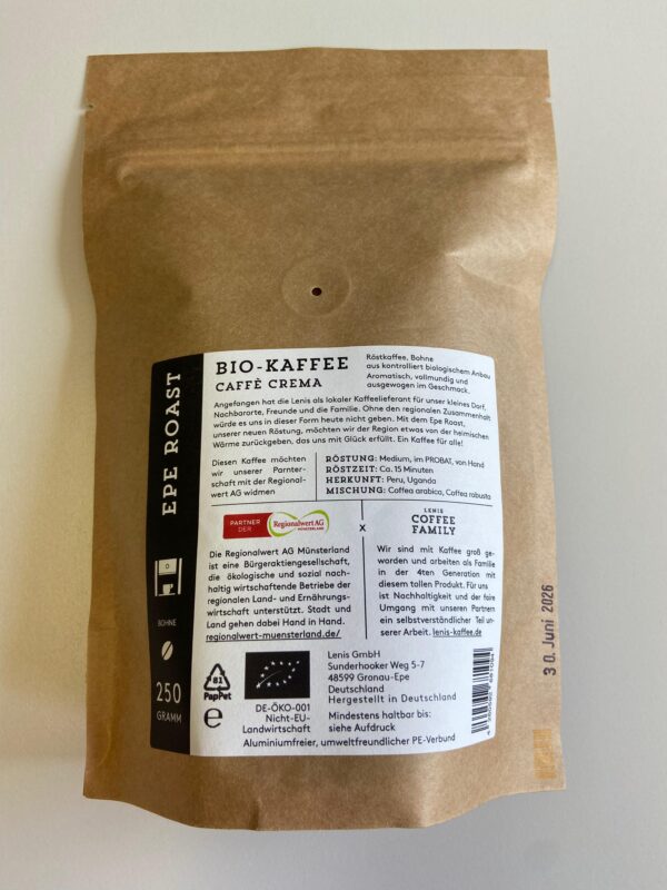 Rückseite einer Kaffeetüte mit Infos zu Sorte, Herkunft und Röstung des Bio-Kaffees „Caffè Crema“. Text zur Zusammenarbeit mit der Regionalwert AG Münsterland. Hersteller ist die Lenis GmbH aus Gronau-Epe. Unten sind Bio- und Recycling-Symbole sowie das Mindesthaltbarkeitsdatum: 30. Juni 2026.
