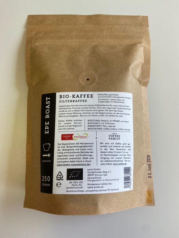 Rückseite einer Kaffeetüte mit Infos zu Sorte, Herkunft und Röstung des Bio-Kaffees „Caffè Crema“. Text zur Zusammenarbeit mit der Regionalwert AG Münsterland. Hersteller ist die Lenis GmbH aus Gronau-Epe. Unten sind Bio- und Recycling-Symbole sowie das Mindesthaltbarkeitsdatum: 30. Juni 2026.