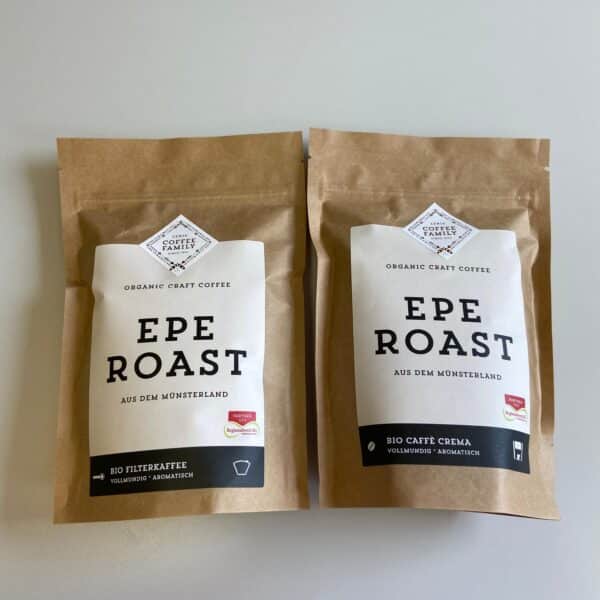 The picture shows two brown coffee bags with a white label. Both are labeled “EPE ROAST - from the Münsterland”. The bag on the left is organic filter coffee, the one on the right organic Caffè Crema. Both are full-bodied and aromatic, from the Lenis Coffee Family brand.