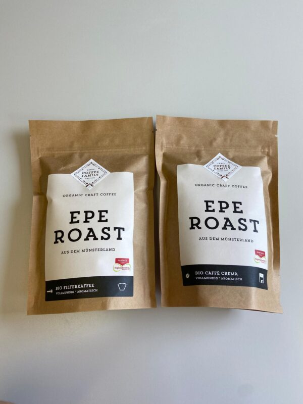 Auf dem Bild sind zwei braune Kaffeetüten mit weißem Etikett zu sehen. Beide tragen den Aufdruck „EPE ROAST – aus dem Münsterland“. Die linke Tüte ist Bio Filterkaffee, die rechte Bio Caffè Crema. Beide sind vollmundig und aromatisch, von der Marke Lenis Coffee Family.
