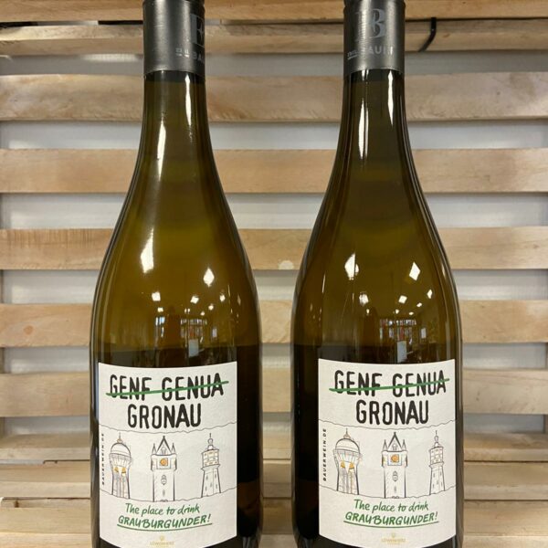 Zwei dunkle Flaschen Gronau-Wein nebeneinander mit dem markanten Gronau-Etikett