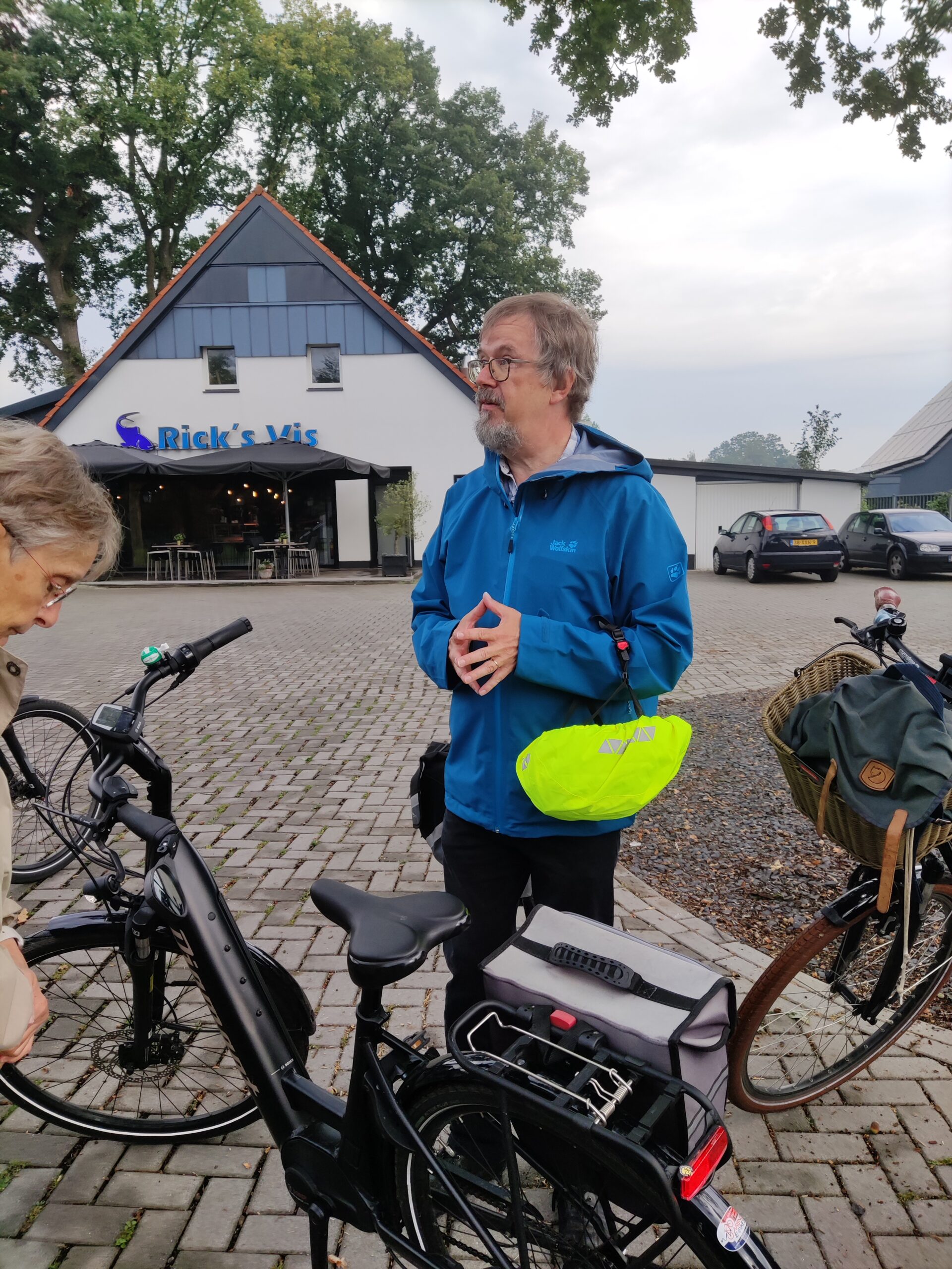 Der Tourguide Martin Borck vor einem Restaurant auf der deutsch-niederländischen Grenze bei seinem Fahrrad
