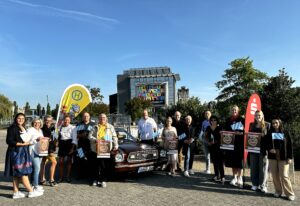 Fotoquelle: Stadtmarketing Gronau, Lena Kerkelingv.l.n.r.: Luana Dörken (MA Stadtmarketing), Mecky Hölscher (Cityring Gronau e.V.), Elke Rinke (MA Stadtmarketing & erste Ansprechpartnerin Stadtfest Gronau), Ulrike Damer (Vorsitzende Cityring Gronau e.V.), Björn Plath (beteiligter Gastronom und Unternehmer bei dem Stadtfest 2024), Werner Bajorath (stellvertretender Bürgermeister der Stadt Gronau), Reinhard van Loh (Beteiligter Musiker des Stadtfestes und Teilnehmer der Oldtimermeile), Josefine Stresewski (Marketing, Urenco Deutschland GmbH), Stefan Nadicksbernd (Regionaldirektor, Sparkasse Westmünsterland), Frauke Böckenhauer & Lennart Thies (beide Radio WMW, MMS), Kerstin Fleuth (Akteurin auf der Kindermeile mit Kindertattoos und mehr), Katharina Terhan (Leitung Stadtmarketing Gronau), ganz rechts die beiden: Azubis der Sparkasse Westmünsterland 