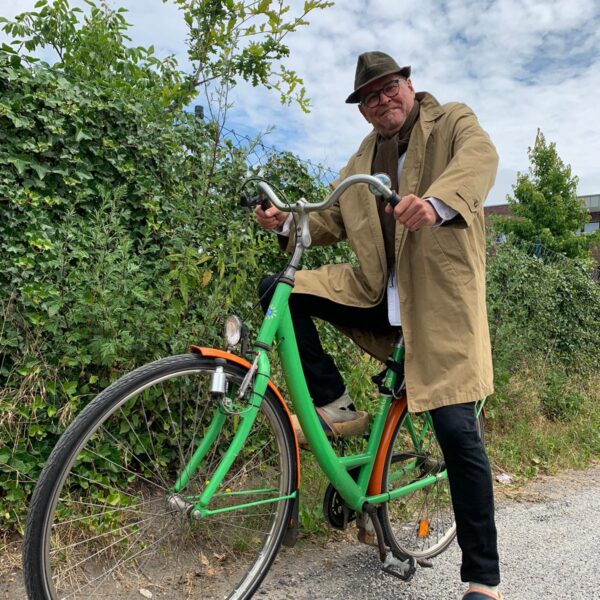 Tönne Speckmann auf seinem grünen Fahrrad in der Natur