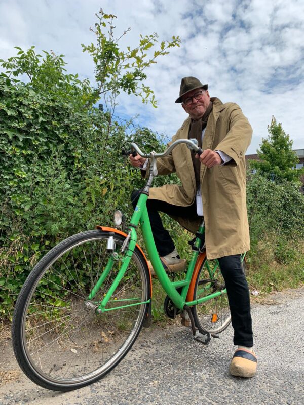 Tönne Speckmann auf seinem grünen Fahrrad in der Natur