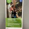 Vorderseite des Radwanderflyers zur Emsflower-Tour. Auf dem Bild ist eine Familie zu sehen, die in ein Fisch-Becken schaut.