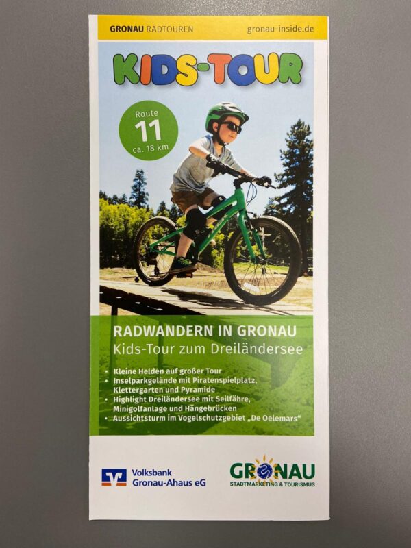 Vorderseite der Radwanderflyers Kids-Tour zum Dreiländersee. Auf dem Bild ist ein Kind auf einem Fahrrad zu sehen.