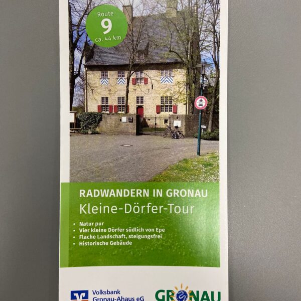 Vorderseie der Radwanderroute "kleine-Dörfer-Tour". Darauf ist ein Bild des Hohen Hauses in Nienborg zu sehen.