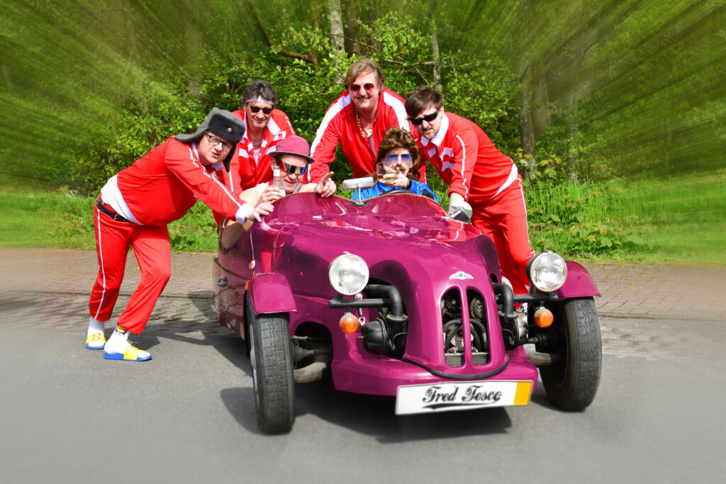 Foto von der Band Fred Tesco in einem pinken Oldtimer