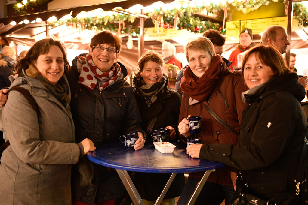 Begeisterte Besucher des Gronauer Weihnachtsmarktes_ Hartmut Springer