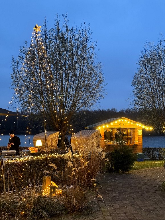 Foto: Seeblick Gronau Beschreibung: Mit Blick auf den Dreiländersee ein leckeres Heißgetränk genießen -das ist auch in diesem Jahr wieder an drei Tagen möglich auf dem urigen Weihnachtsmarkt vom Hotel & Restaurant Seeblick.