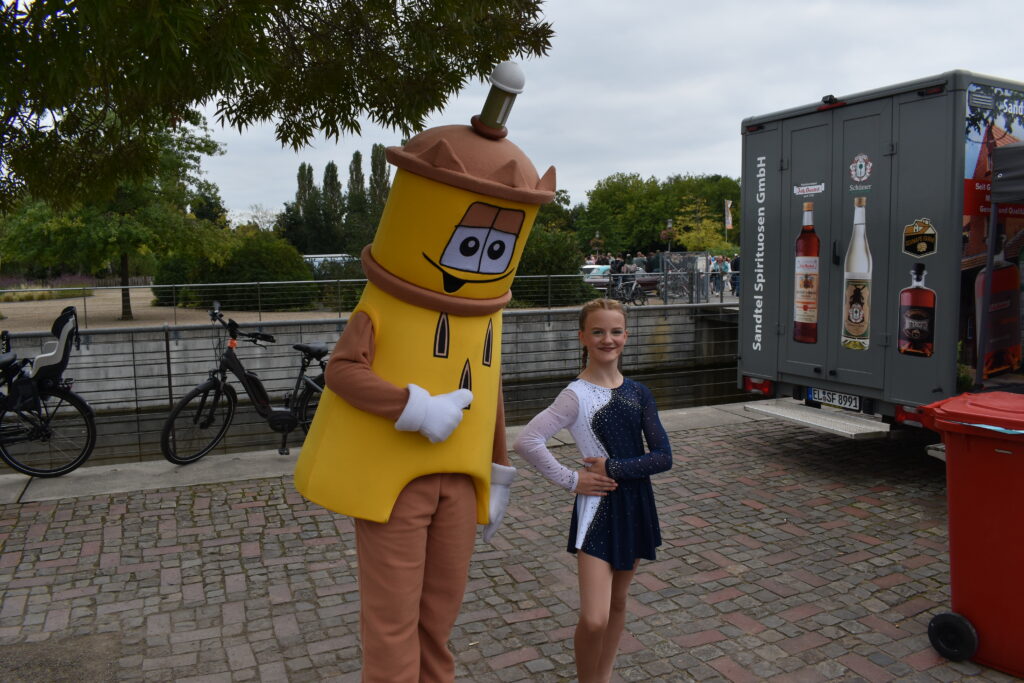 Sherien mit dem Gronau Maskottchen "Türmchen"