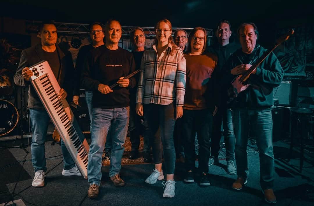 9 Musiker:innen mit ihren Instrumenten - WCP - White Coffee Projekt