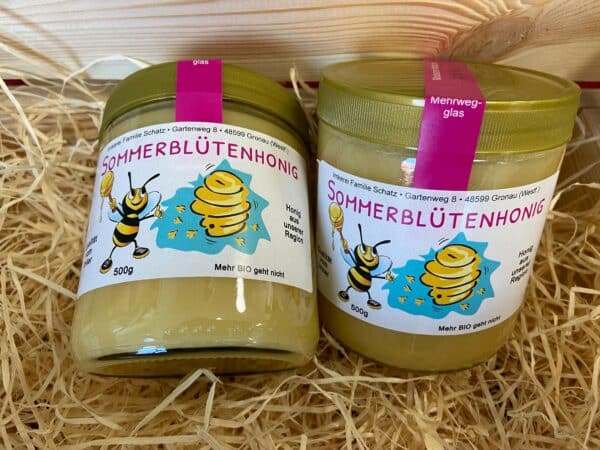 Zwei Gläser Honig aus Gronau mit der Aufschrift "Sommerblütenhonig".