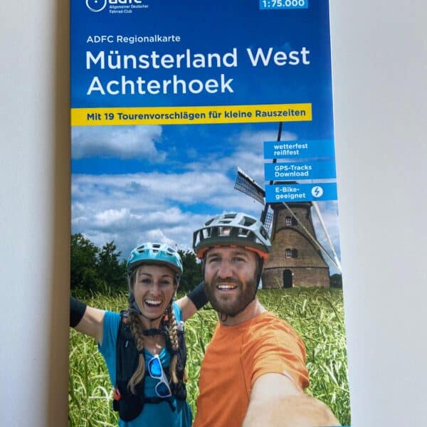 Das Tielblatt der Radwanderkarte Münstelrand West / Achterhoek des Verlages BVA. Es sind eine Frau und ein Mall mit Fahrradausrüstung vor einer Windmühle zu sehen.
