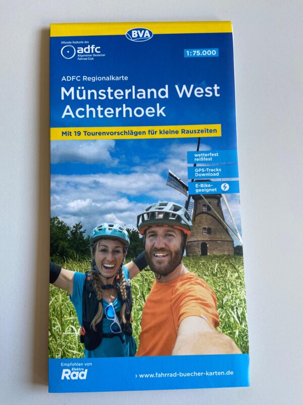 Das Tielblatt der Radwanderkarte Münstelrand West / Achterhoek des Verlages BVA. Es sind eine Frau und ein Mall mit Fahrradausrüstung vor einer Windmühle zu sehen.