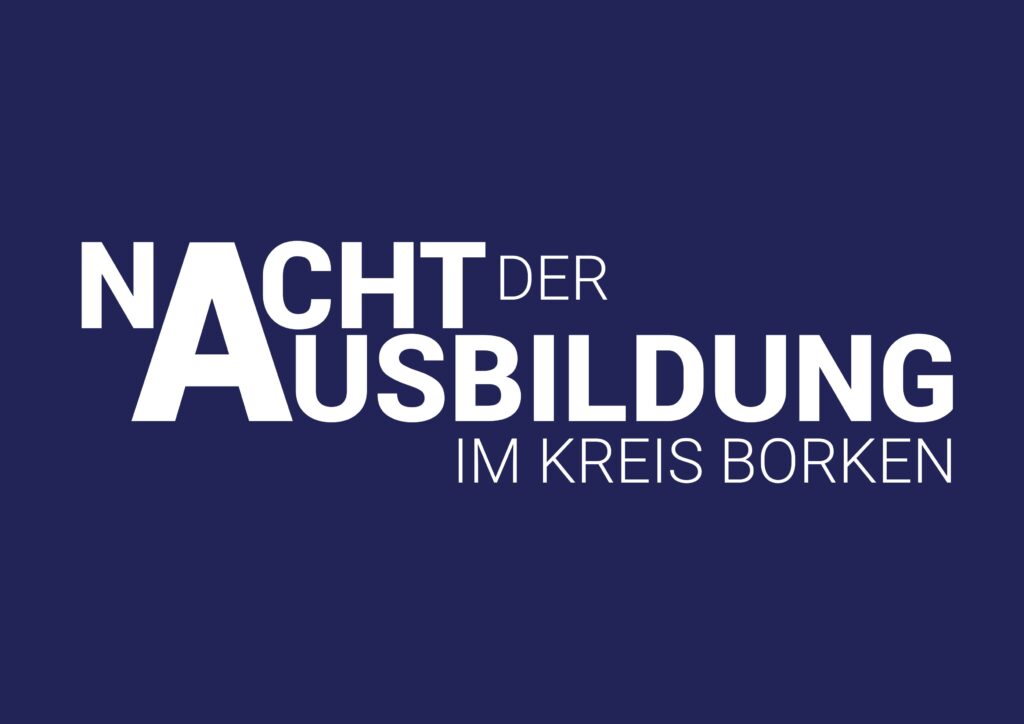 De witte tekst op een donkerblauwe achtergrond luidt: Nacht der Ausbildung im Kreis Borken. De woorden AUS BILDUNG zijn vet en groter dan de rest.