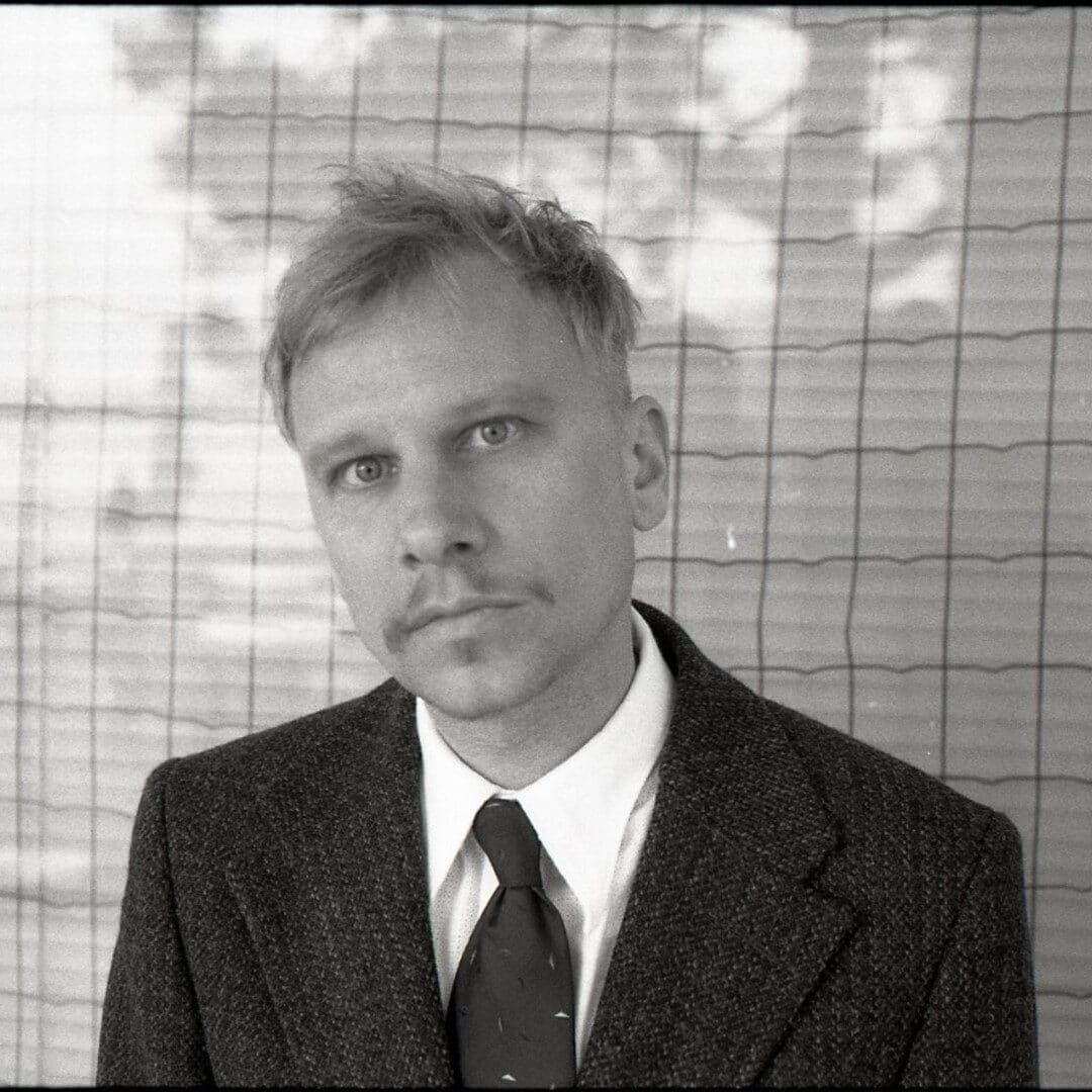 Foto von dem Künstler Robert Stadlober in schwarz-weiß.