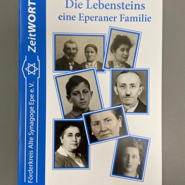 Auf dem Foto ist die Titelseite einer Broschüre zu sehen. Der weiße Umschlag trägt die blaue Überschrift „Die Lebensteins – eine Eperaner Familie“. Links verläuft ein breiter blauer Streifen mit der Aufschrift „ZeitWORT“, dem Davidstern-Symbol und dem Namen des Förderkreises Alte Synagoge Epe e. V. In der Mitte sind mehrere historische Schwarz-Weiß-Porträts von Männern, Frauen und einem Jungen collageartig angeordnet. Die Broschüre liegt auf einer grauen Oberfläche und wirkt wie eine lokalgeschichtliche Veröffentlichung über eine jüdische Familie aus Epe.