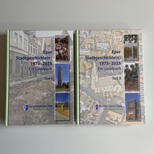 Zwei gebundene Bücher stehen nebeneinander vor hellem Hintergrund. Beide tragen den Titel „Eper Stadtgeschichte(n) 1975–2025 – Ein Lesebuch“ und wurden vom Heimatverein Epe e. V. herausgegeben. Links ist Teil I mit einem historischen Straßenmotiv sowie kleineren Fotos von Veranstaltungen, einem Turm und einem Spielplatz auf dem Cover. Rechts ist Teil II mit einer Luftaufnahme von Epe und Fotos eines Sees mit Fontäne, einer Skulptur und eines historischen Gebäudes. Die Bücher haben einen hellgrünen Buchrücken und sind in Folie eingeschweißt.