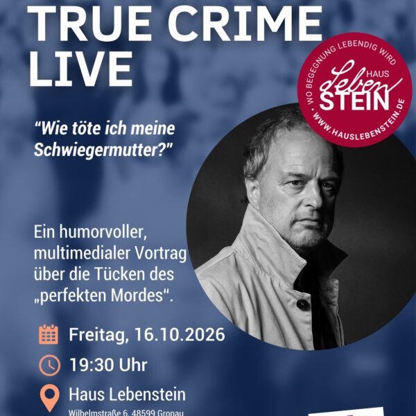Das Plakat ist in dunklen Blau- und Grautönen gestaltet und wirbt für die Veranstaltung „TRUE CRIME LIVE“. Im Mittelpunkt steht ein großformatiges Schwarz-Weiß-Porträt eines ernst blickenden Mannes. Der Titel ist in großen, weißen Großbuchstaben im oberen linken Bereich platziert. Darunter steht als provokante Leitfrage: „Wie töte ich meine Schwiegermutter?“. Weiter wird die Veranstaltung als humorvoller, multimedialer Vortrag über die Tücken des „perfekten Mordes“ beschrieben. Ein auffälliges rotes rundes Logo weist auf das Haus Lebenstein und dessen Veranstaltungsangebot hin. Im unteren Bereich sind die wichtigsten Veranstaltungsinformationen mit Symbolen für Kalender, Uhrzeit und Ort aufgeführt: Die Veranstaltung findet am Freitag, 16. Oktober 2026, um 19:30 Uhr im Haus Lebenstein, Wilhelmstraße 6, 48599 Gronau statt. Der Eintrittspreis beträgt 7,50 Euro. Am unteren Rand steht außerdem die Internetadresse des Veranstaltungsortes: www.hauslebenstein.de.