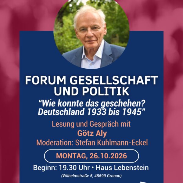 Veranstaltungsplakat auf dunkelblauem Hintergrund mit dem Porträt des Historikers Götz Aly. Angekündigt werden eine Lesung und ein Gespräch zum Thema „Wie konnte das geschehen? Deutschland 1933 bis 1945“. Die Veranstaltung findet am Montag, 26. Oktober 2026, um 19:30 Uhr im Haus Lebenstein in Gronau statt. Moderiert wird sie von Stefan Kuhlmann-Eckel; der Eintritt kostet 9,50 Euro.