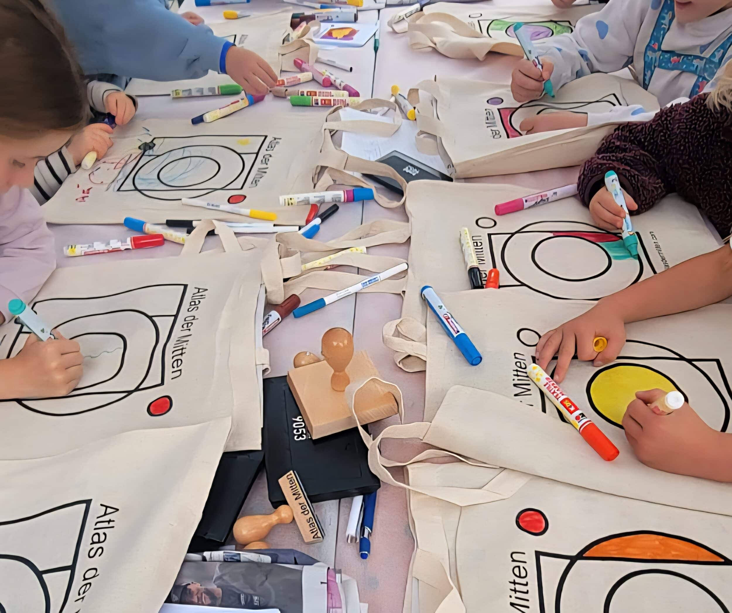 Foto: Kinder bei der Malaktion