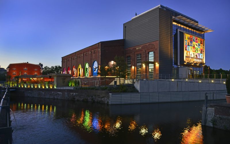 The photo shows the Rock 'n' Pop Museum at night.