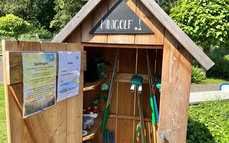 At the mini-golf hut at Dreiländersee, you can choose your clubs and the right accessories.