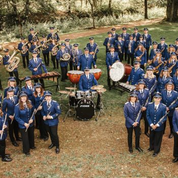 Groepsfoto van de muziekvereniging Epe in blauwe uniformen