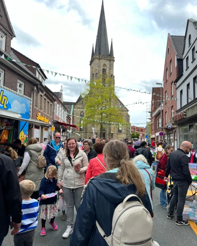 Am 27. April findet das Eper Frühlingsfest statt und wir freuen uns schon auf den traditionellen Kinder- und Trödelmarkt!🙂

Einige wichtige Infos für euch: 
✔️ Der Aufbau kann ab 10 Uhr erfolgen. Vorher ist die Straße nicht gesperrt! 
✔️ Es werden die Plätze vor Ort zugewiesen. Ihr erkennt uns an den roten Westen.
✔️ Autos müssen bis 11 Uhr von der Straße entfernt werden. 
✔️ Keine Anmeldung erforderlich.
✔️ Die Teilnahme ist kostenfrei.
✔️ Beschilderte und angeflatterte Flächen müssen frei bleiben. 

Weitere Infos zum Frühlingsfest? Gibt's auf unserer Website (Link im Profil).

#sparkassewestmünsterland #urenco #gronau #gronauinside #epe #veranstaltungstipp