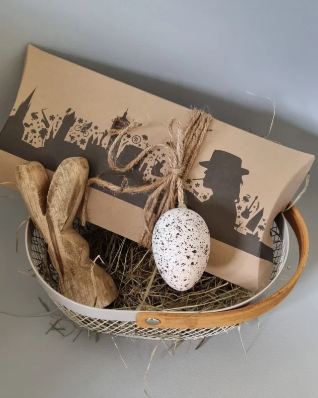 Für die Tickets für das @jazzfest.gronau oder andere Geschenke im Osternest...unsere neue Geschenkverpackung mit der Skyline! Gibt's bei uns in der Touristinfo oder online (Link zum Shop im Profil).🐣🎁

#gronauinside #ostergeschenk #jazzfest #geschenktipp #gronau