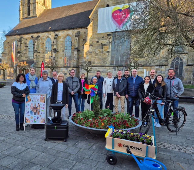 Nur noch 13 Tage bis zum Frühlingsfest in Epe! 🌼🌸🌺

Am 27. April freuen wir uns auf einen schönen Tag im Eper Dorfkern mit jeder Menge Programm für die ganze Familie. 😍 Natürlich findet auch der beliebte Flohmarkt (keine Anmeldung notwendig) wieder statt! 

Gemeinsam mit allen Akteuren und unseren Sponsoren, die @spkwml und @urencodeutschland, freuen wir uns auf den Tag in Epe. 😊

Alle Aktionen & das Programm findet ihr auf unserer Webseite (Link im Profil).
#epe #frühlingsfest #familientag #programm #gronauinside