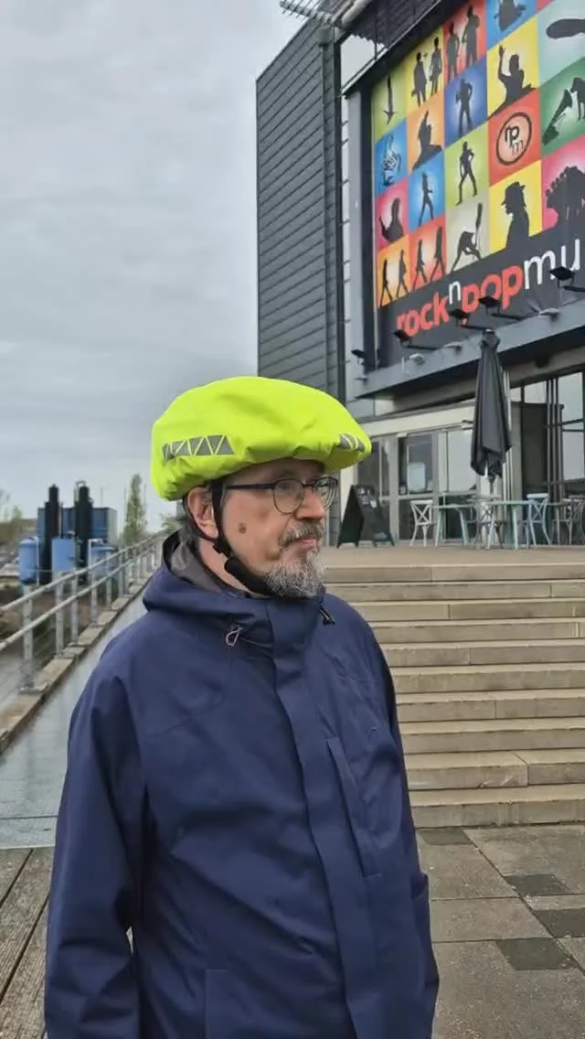 Bei echtem Aprilwetter ging es über die Grenze - und zwar mit Dennis Burk und dem Team von @wdr! 😎🚲

Danke an unsere Freiwilligen Radler, die sich mit uns auf dem Weg gemacht haben und Grenzgeschichte(n) erleben durften. Und vor allem: Danke an Martin Borck, unserem Tourguide, für die interessante Tour, bei dir wir alle viel über den Einfluss der deutsch-niederländischen Grenze auf die Entwicklung der Ortschaften, Mentalitätsuntschiede, um Textilbarone und Klöster, um Grenzsteine und Schmuggel lernen durften. ☺️

Wir berichten, wann die Ausstrahlung im TV erfolgt. Aber wenn ihr die Tour auch mal fahren wollt (natürlich ohne Fernsehteam), dann checkt unsere Angebote, oder meldet euch direkt bei uns für einen individuellen Termin. ☺️ 

#gronau #enschede #overdegrens #gronauinside #radtour